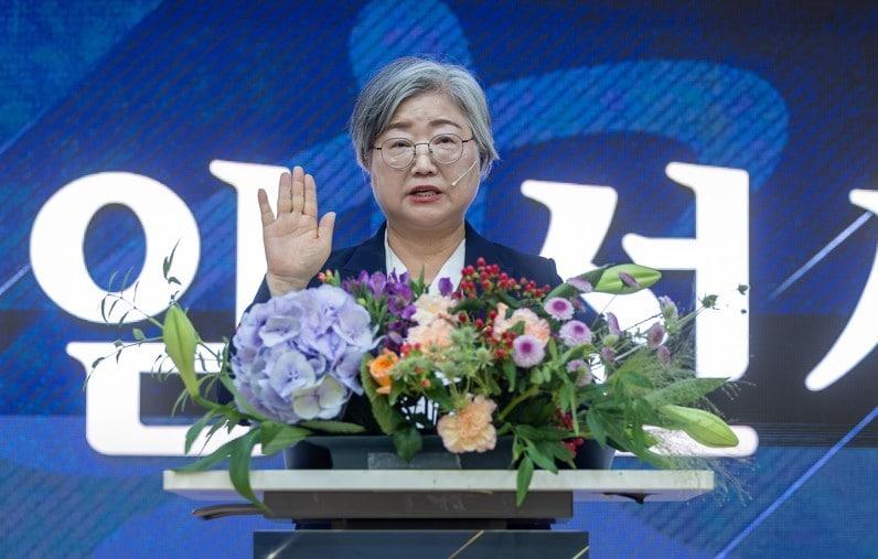 본문 이미지 - 취임선서 하는 강미애 세종시교육감.(세종교육청 제공. 재판매 및 DB 금지)/뉴스1