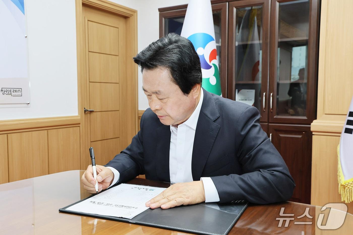본문 이미지 - 강기윤 경남 창원시장이 취임 첫날인 1일 시청 집무실에서 1호 결재로 '주요현안대응 TF 구성 및 운영 계획'에 서명하고 있다.(경남 창원시 제공. 재판매 및 DB금지)