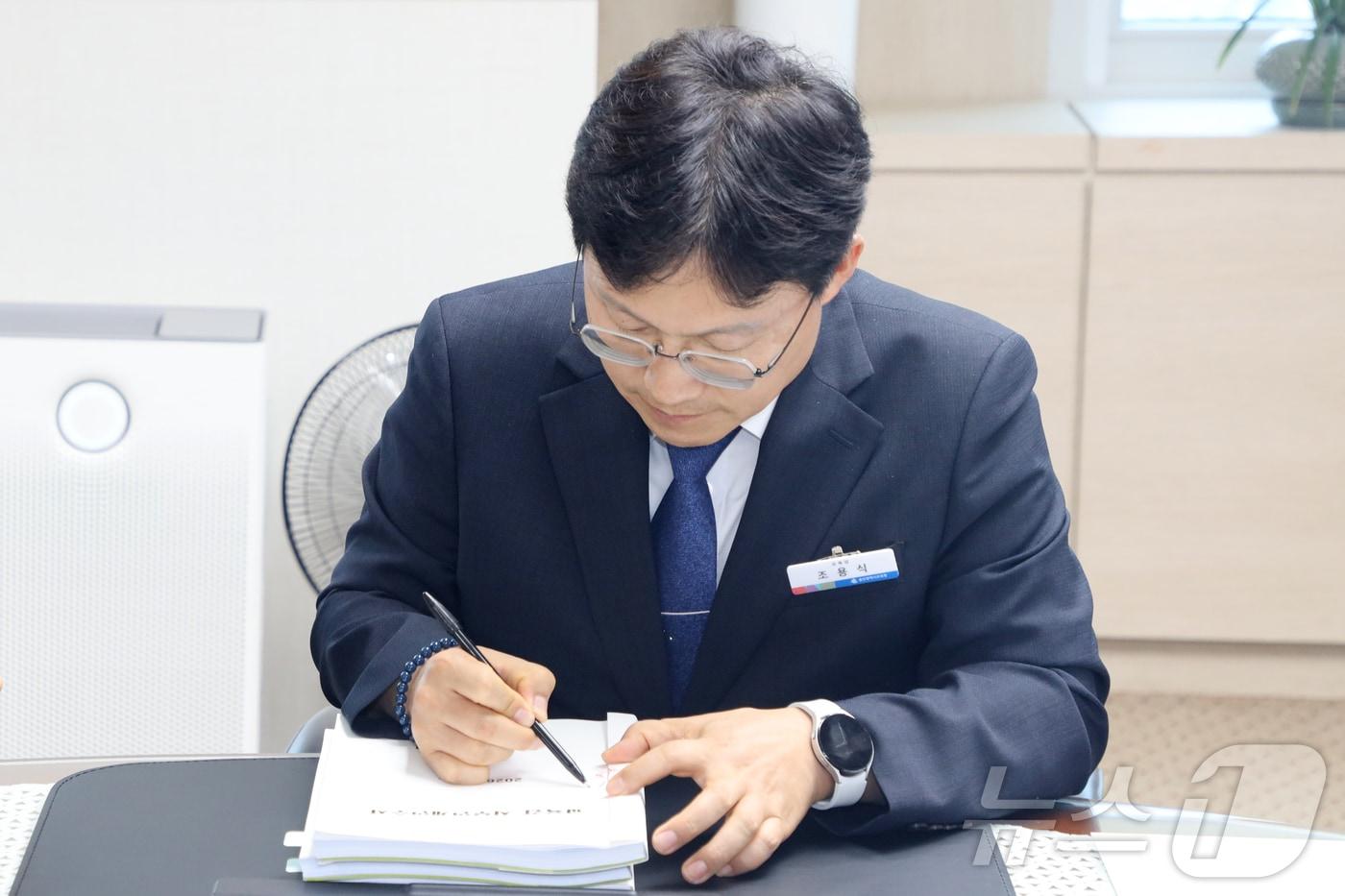 본문 이미지 - 조용식 울산교육감이 1일 시교육청 집무실에서 1호 결재인 '울산 교육공동체 신뢰 회복 추진 방안'에 서명했다.(울산시교육청 제공. 재판매 및 DB금지)/뉴스1