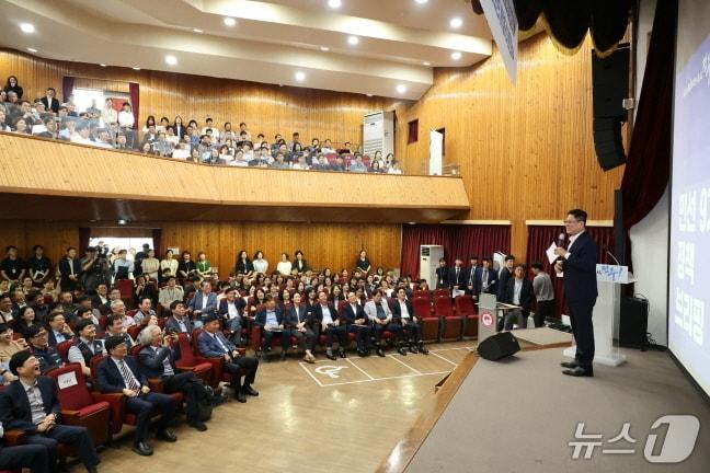 본문 이미지 - 1일 오후 전주시청 대강에서에 '민선 9기 정책브리핑 및 청원과의 대화'에서 조지훈 시장이 시청 철학에 대해서 설명하고 있다.(전주시 제공, 재판매 및 DB 금지)/뉴스1.