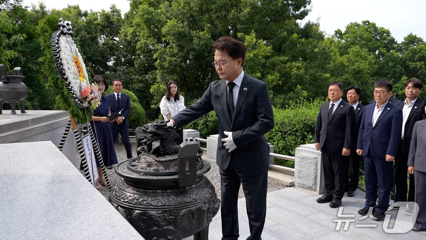 본문 이미지 - 육동한 춘천시장이 1일 오전 우두동 충렬탑을 찾아 순국선열과 호국영령에게 참배하고 있다.(춘천시 제공, 재판매 및 DB금지) 