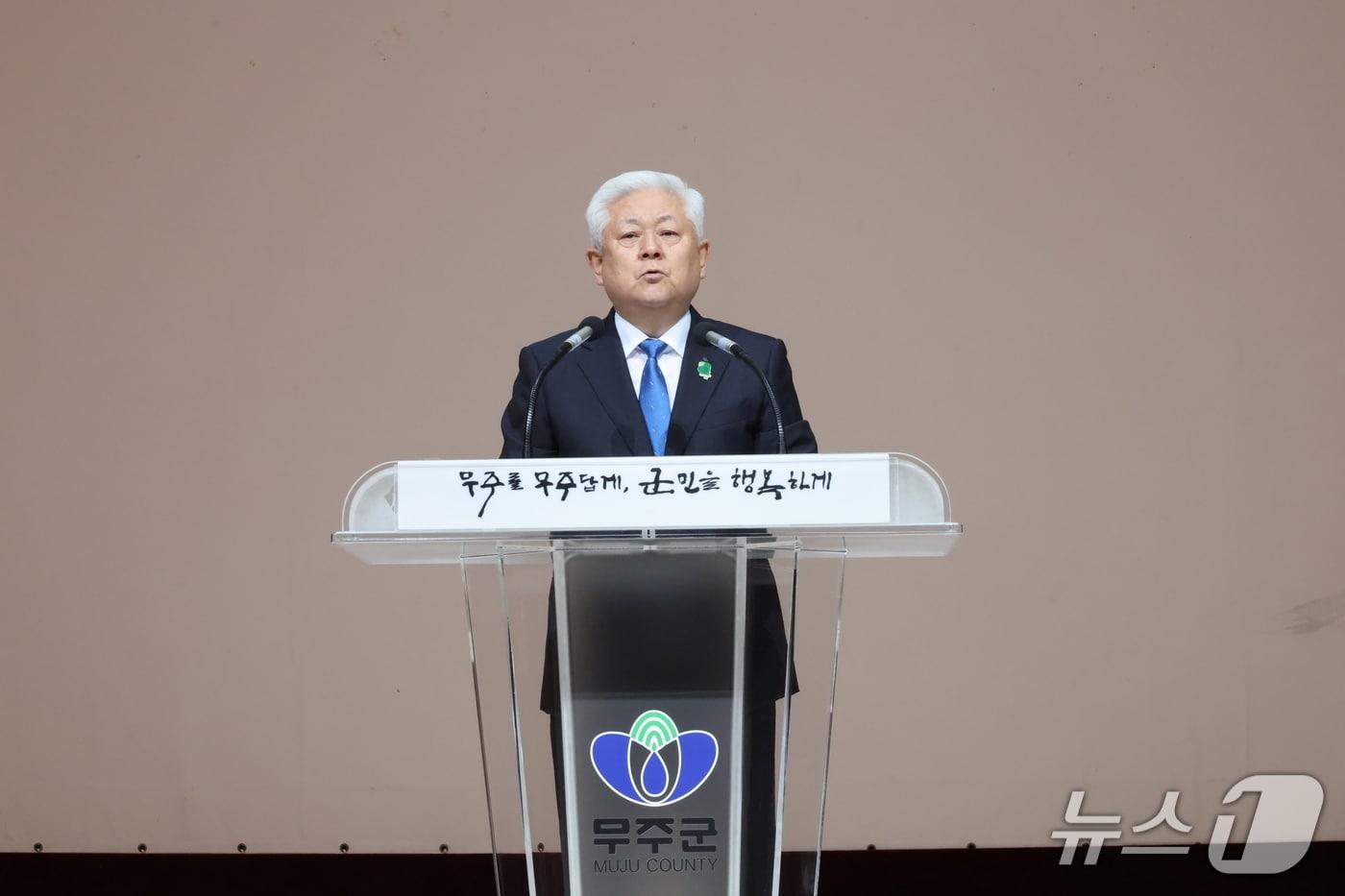 본문 이미지 - 황인홍 전북 무주군수가 1일 취임식 대신 월례 조회를 갖고 정책 방향을 공유했다.(무주군 제공. 재판매 및 DB 금지)