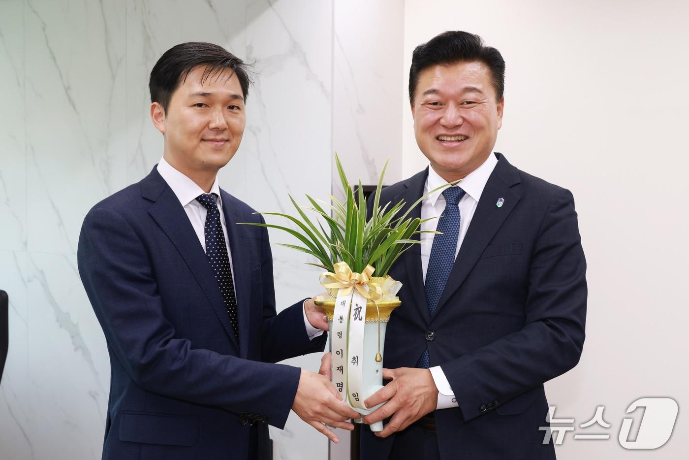 본문 이미지 - 신용한 충북지사가 1일 이재명 대통령이 보낸 취임 축하 난을 받고 있다. (충북도 제공. 재판매 및 DB금지)