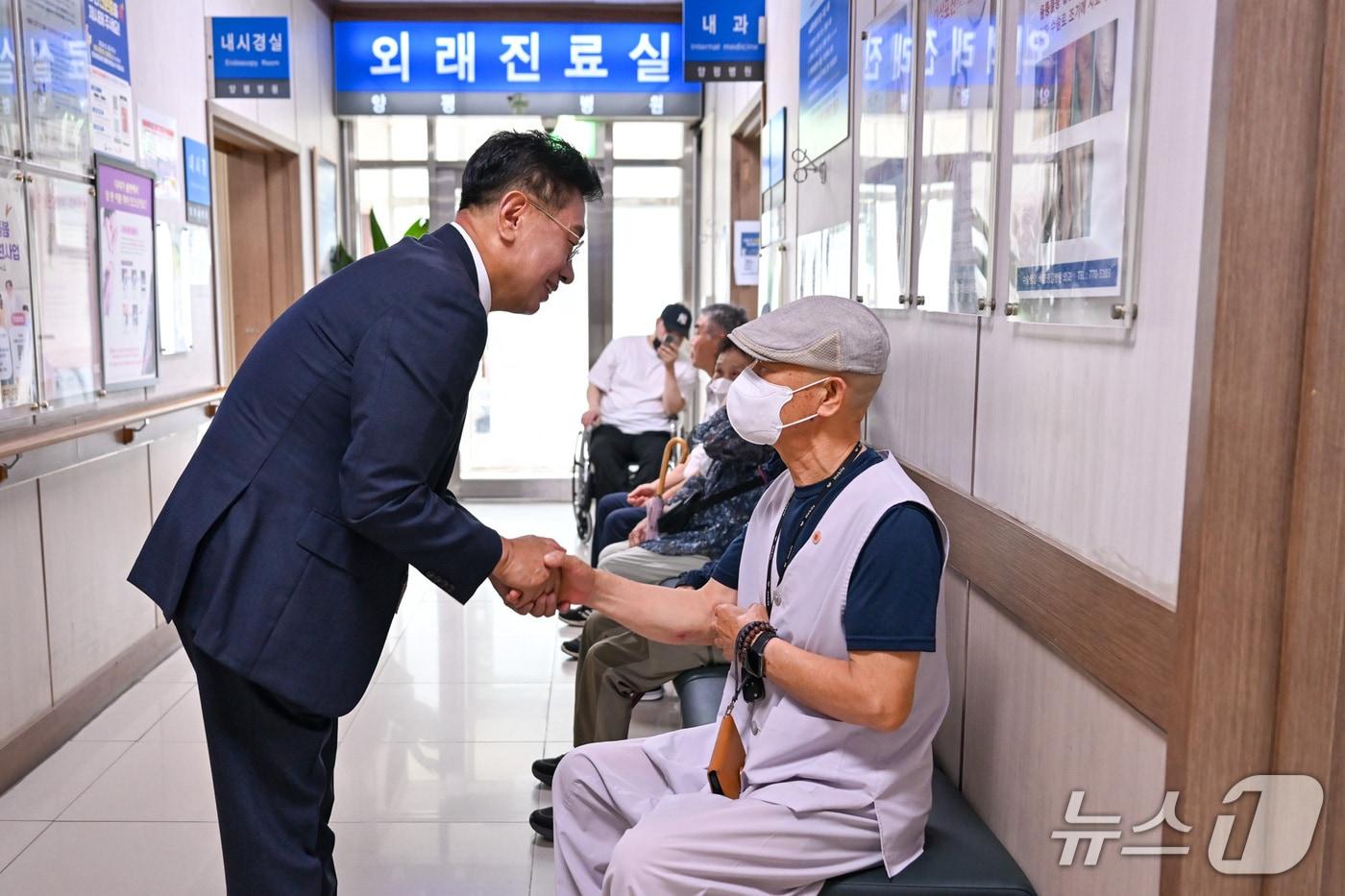 본문 이미지 -  전진선 경기 양평군수가 1일 취임식 대신 양평병원을 찾아 의료 현장을 점거하고 있다.(양평군 제공. 재판매 및 DB 금지)/뉴스1