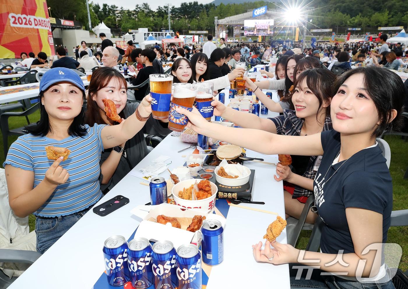 본문 이미지 - 1일 오후 대구 달서구 두류공원에서 개막한 '2026 대구치맥페스티벌'을 찾은 시민들이 치킨과 맥주를 즐기고 있다. 2026.7.1 ⓒ 뉴스1 공정식 기자
