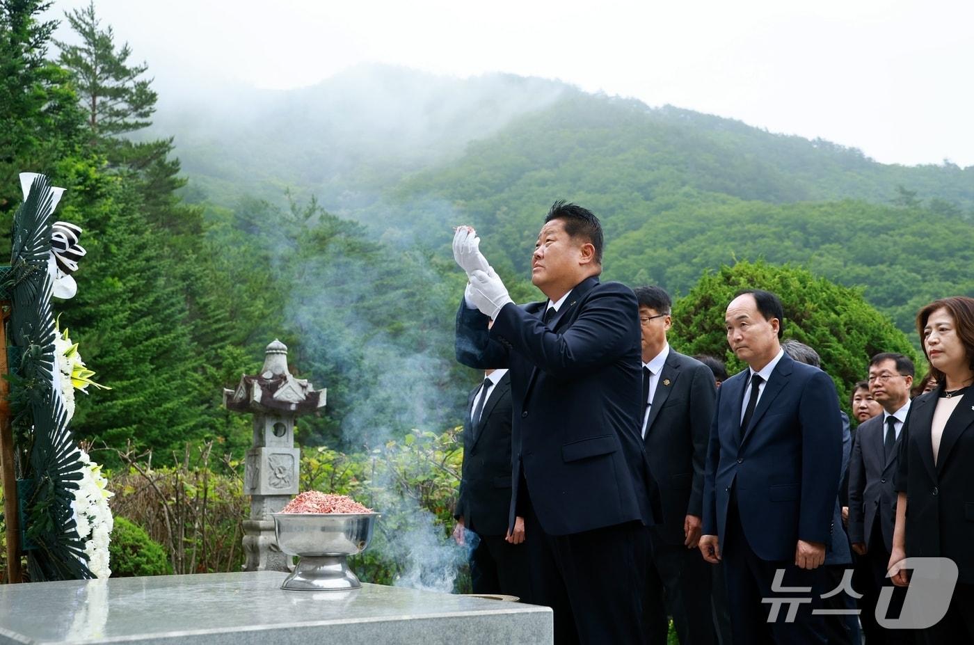 본문 이미지 - 이상호 강원 태백시장이 1일 태백 충혼탑과 산업전사위령탑, 진폐재해위력각을 차례로 참배하면서 민선 9기 일정을 시작했다. (태백시 제공. 재판매 및 DB금지) 2026.7.1/뉴스1