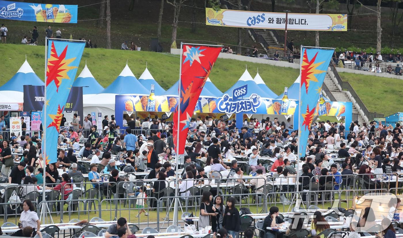 본문 이미지 - 1일 오후 대구 달서구 두류공원에서 개막한 '2026 대구치맥페스티벌'을 찾은 시민들이 치킨과 맥주를 즐기고 있다. (사진은 기사 내용과 무관함) 2026.7.1 ⓒ 뉴스1 공정식 기자