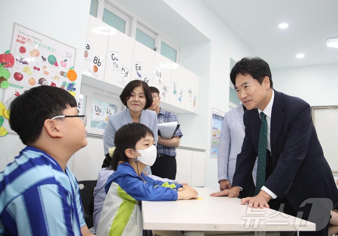 본문 이미지 - 김대중 전남광주특별시교육감이 취임 첫 날인 1일 광주 중앙초를 찾아 학생들을 만나고 있다.(전남광주특별시교육청 제공. 재배포 및 DB 금지)