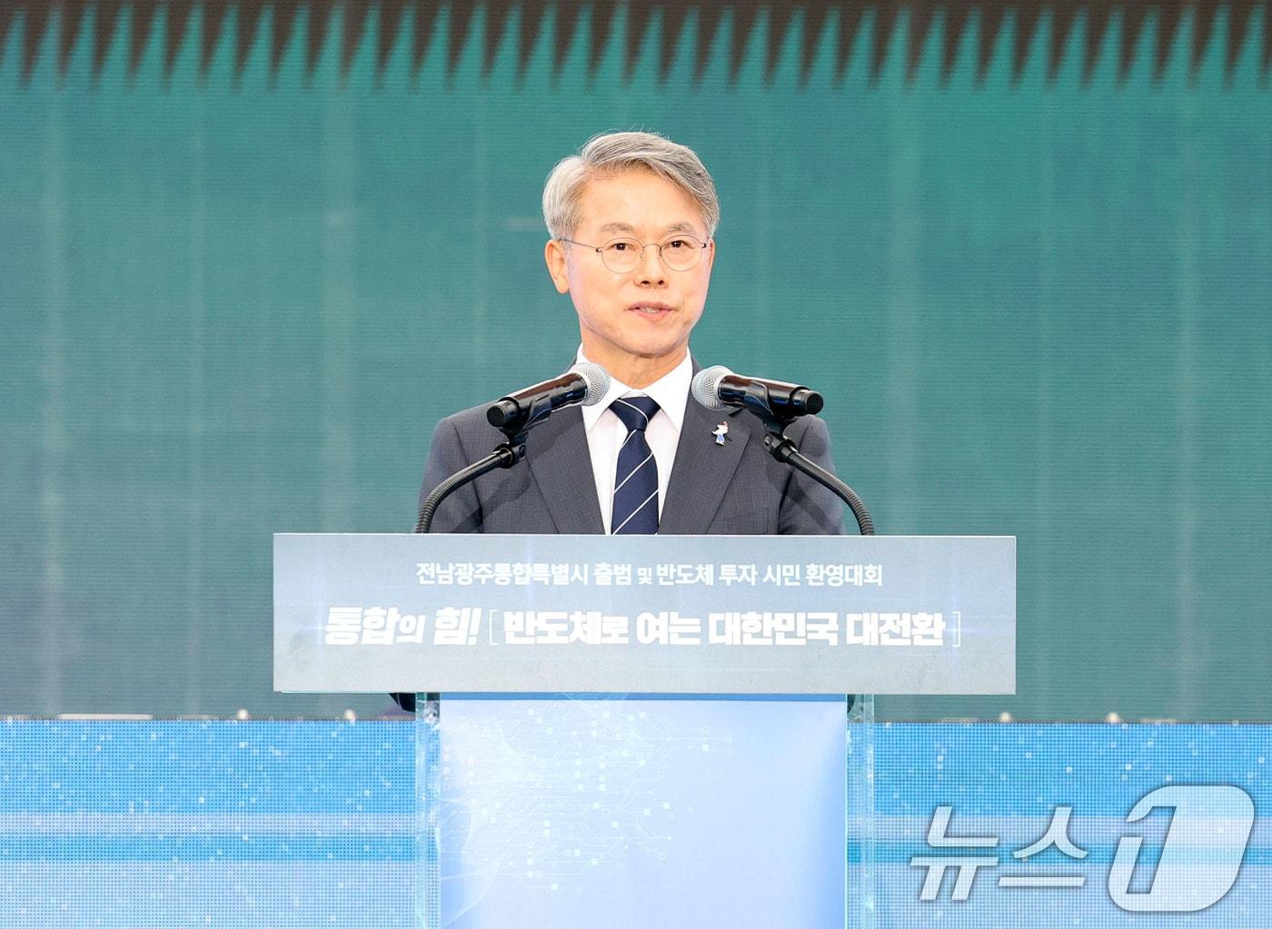 본문 이미지 - 1일 오후 광주 동구 5·18민주광장에서 열린 전남광주통합특별시 출범을 환영하는 시민대회에서 민형배 초대 특별시장이 발언하고 있다. ⓒ 뉴스1 박지현 기자
