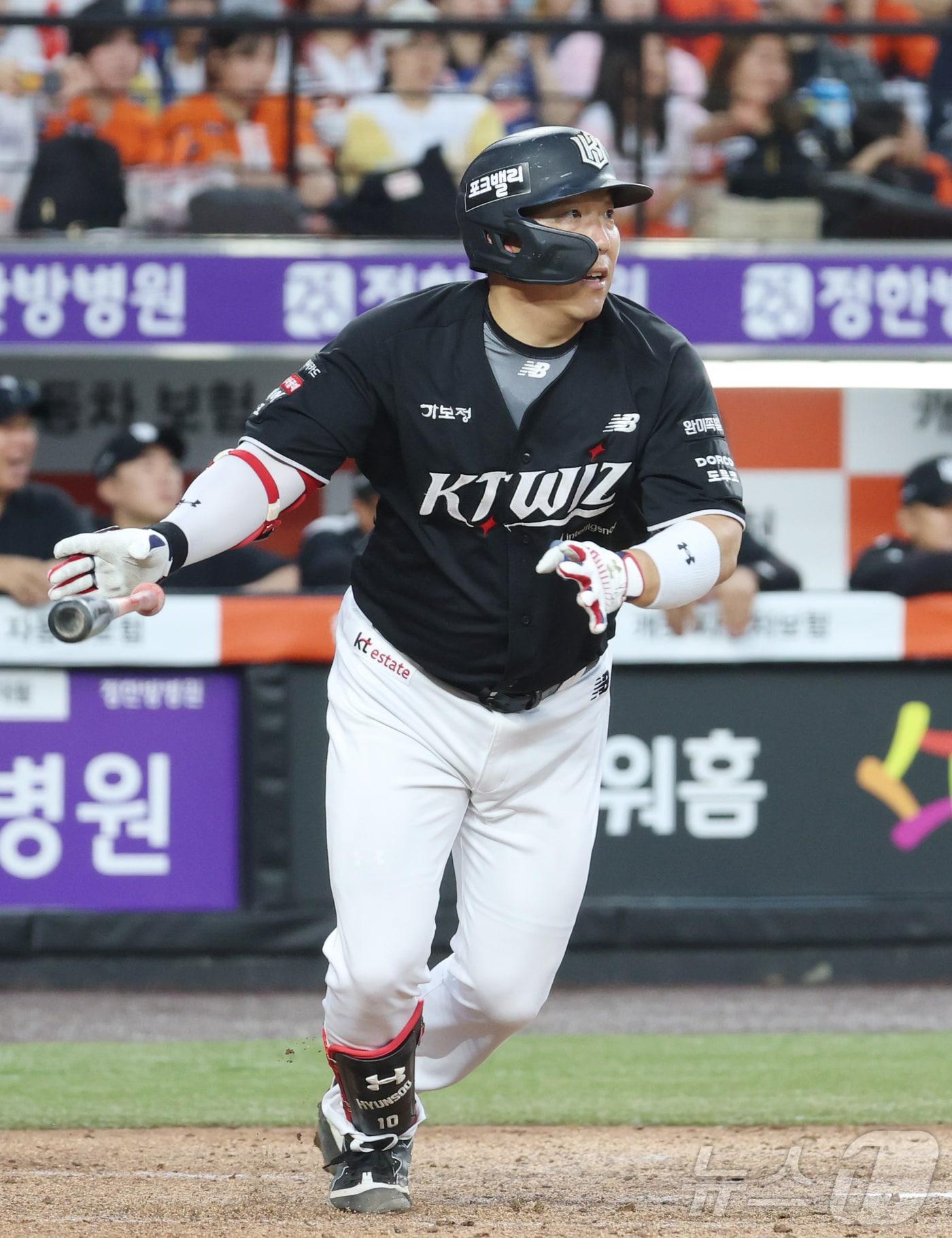 본문 이미지 - 1일 대전 한화생명볼파크에서 열린 2026 신한 SOL KBO리그 KT위즈와 한화 이글스의 경기에서 5회초 KT 김현수가 동점 안타를 치고 있다. 2026.7.1 ⓒ 뉴스1 김기남 기자