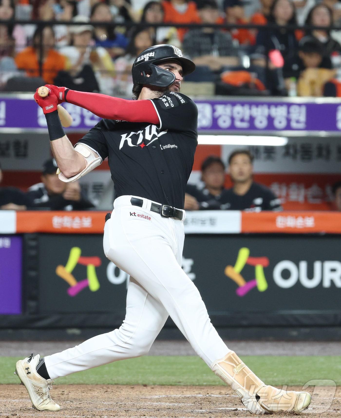 본문 이미지 - 1일 대전 한화생명볼파크에서 열린 2026 신한 SOL KBO리그 KT위즈와 한화 이글스의 경기에서 5회초 KT 힐리어드가 역전 2타점 안타를 치고 있다. 2026.7.1 ⓒ 뉴스1 김기남 기자
