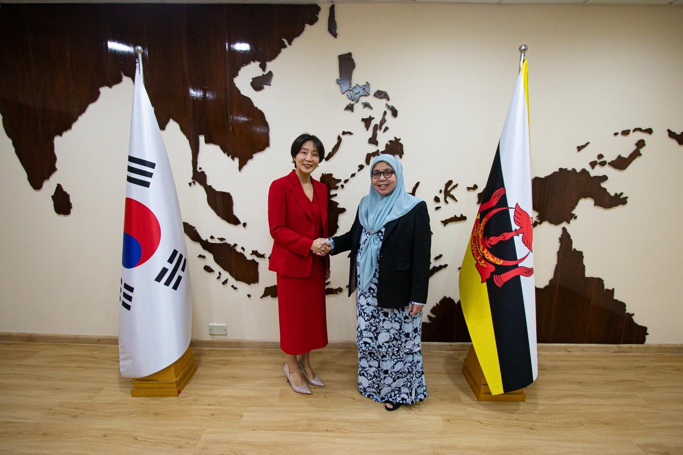 본문 이미지 - 정의혜 외교부 차관보가 1일 브루나이에서 펭히란 노르하시마 브루나이 외교부 차관과 제5차 한-브루나이 정책협의회를 열고 양국 관계 발전 방안과 주요 지역·국제 정세에 대해 의견을 교환했다. (외교부 제공)  