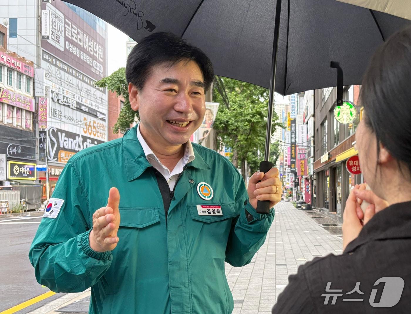 본문 이미지 - 김영욱 부산진구청장이 1일 부산진구 서면에서 뉴스1과 인터뷰를 하고 있다. 2026.7.1 ⓒ 뉴스1 박서현 기자