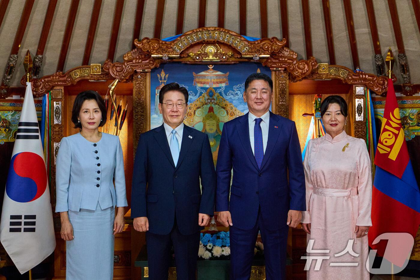본문 이미지 - 몽골을 국빈 방문 중인 이재명 대통령과 김혜경 여사가 9일(현지시간) 울란바타르 정부청사에서 오흐나 후렐수흐 몽골 대통령, 롭상도르지 벌러르체첵 여사와 기념촬영을 하고 있다. (공동취재) 2026.7.10 ⓒ 뉴스1 이재명 기자