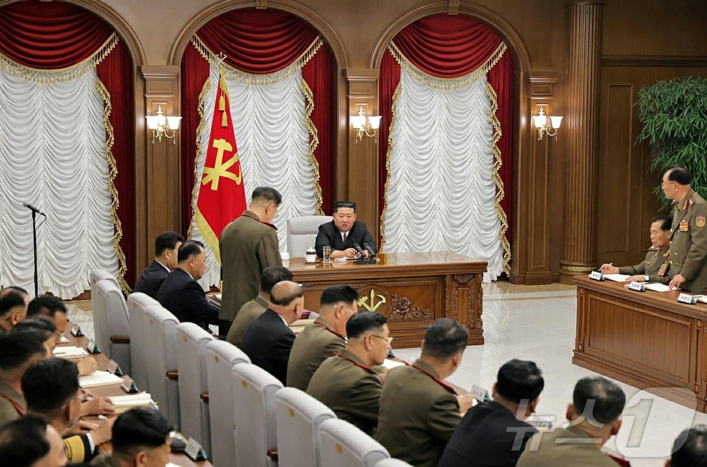 본문 이미지 - (평양 노동신문=뉴스1) = 북한 노동당 기관지 노동신문은 10일 김정은 당 총비서가 전날인 9일 당 중앙군사위원회 확대회의를 주재했다고 보도했다. 김 총비서는 회의에서 논의·결정된 중대한 군사적 대책과 관련한 7건의 명령서에 친필 서명했다. [국내에서만 사용가능. 재배포 금지. DB 금지. For Use Only in the Republic of Korea. Redistribution Prohibited] rodongphoto@news1.kr