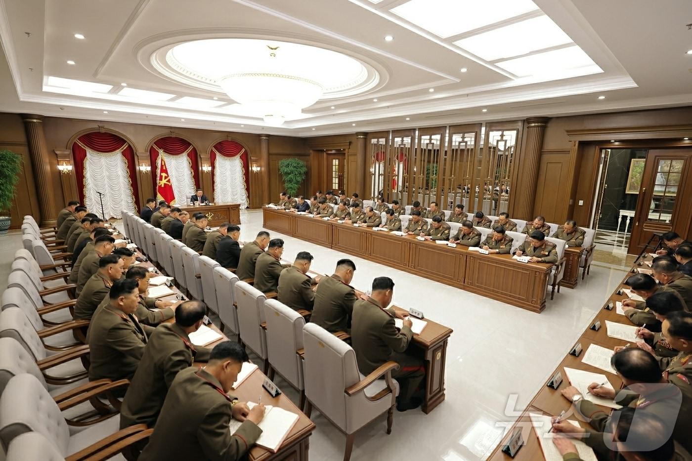본문 이미지 - (평양 노동신문=뉴스1) = 북한 노동당 기관지 노동신문은 10일 김정은 당 총비서가 전날인 9일 당 중앙군사위원회 확대회의를 주재했다고 보도했다. 회의에는 노동당 중앙군사위원회 위원들이 참석했으며 국방성 주요 지휘관, 인민군 각급 대연합부대 군정지휘관, 당 중앙위원회 해당 부서 간부들이 방청했다. [국내에서만 사용가능. 재배포 금지. DB 금지. For Use Only in the Republic of Korea. Redistribution Prohibited] rodongphoto@news1.kr