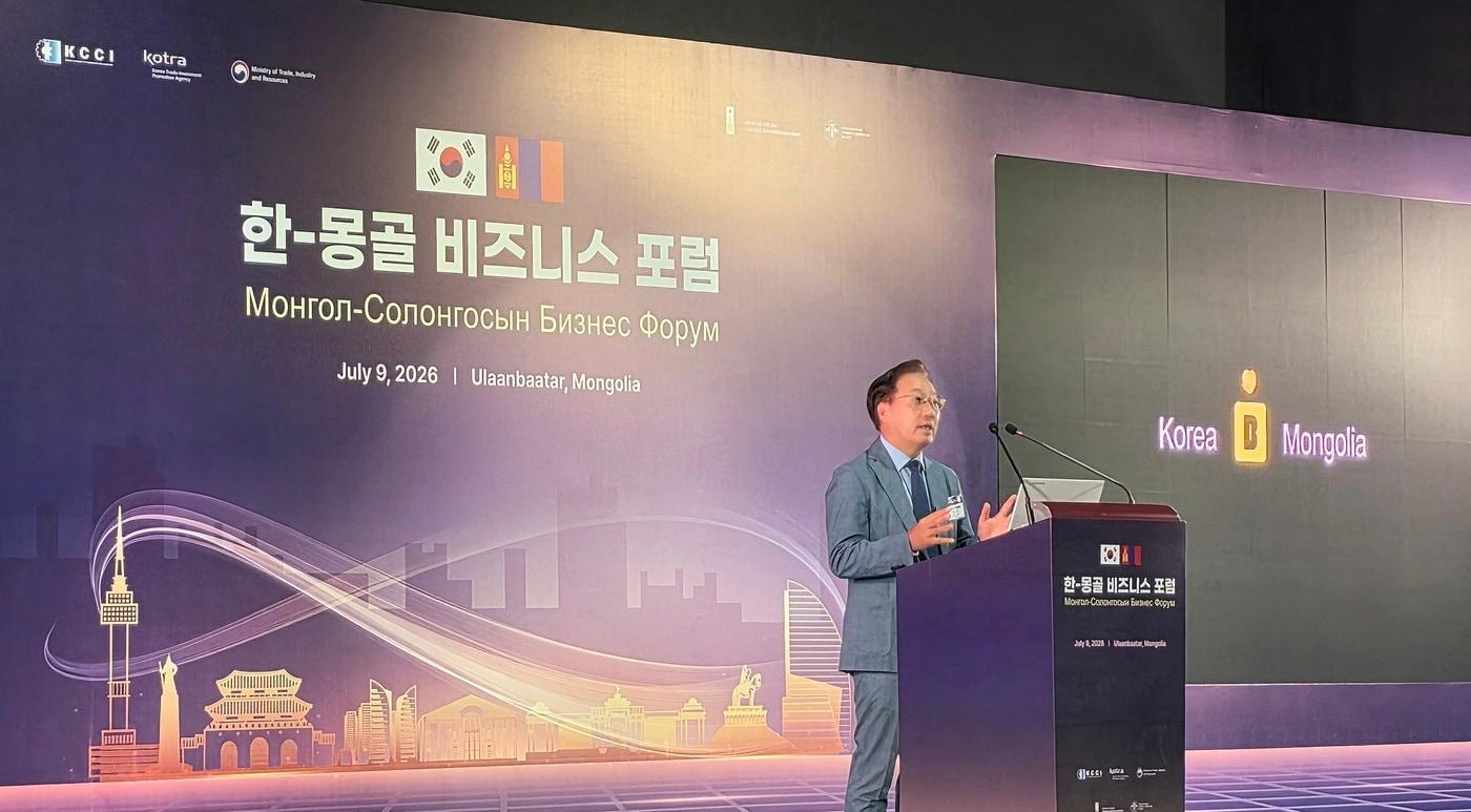 본문 이미지 - 윤호영 카카오뱅크 대표이사가 9일 몽골 울란바타르에서 개최된 한-몽골 비즈니스 포럼에 참석해 ‘Beyond Banking, Into Every Life’를 주제로 발표를 진행했다.(카카오뱅크 제공). 