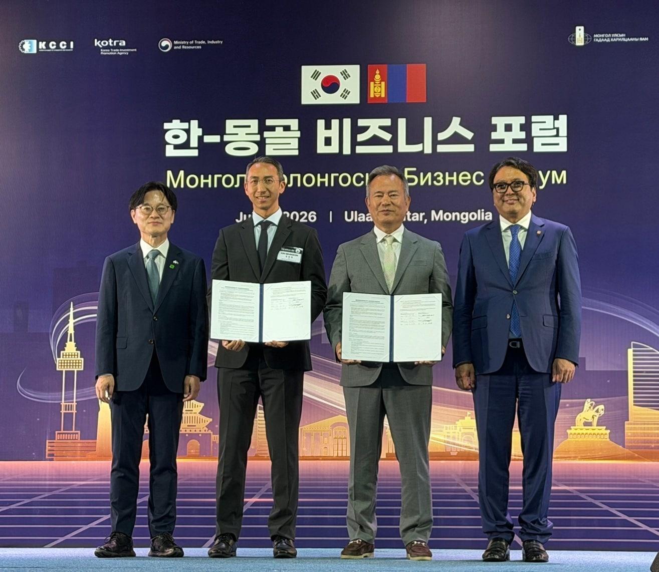 본문 이미지 - 남양유업이 9일 몽골 대표 식품 유통기업 '막시무스 디스트리뷰션'과 3년간 100억 원 규모의 K-푸드 수출 확대를 위한 업무협약(MOU)을 체결했다. (왼쪽부터) 김정관 산업통상부 장관, 김승언 남양유업 대표집행임원(사장), 배상곤 막시무스 대표, 토그미드 도르지한드 몽골 부총리.(남양유업 제공)