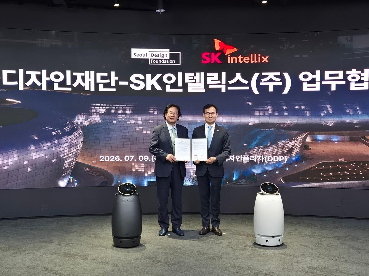 본문 이미지 - 안무인 SK인텔릭스 대표와 차강희 서울디자인재단 대표가 'DDP 스마트 디자인 환경 조성'을 위한 업무협약(MOU)을 체결한 뒤 기념촬영을 하고 있다. (SK인텔릭스 제공)