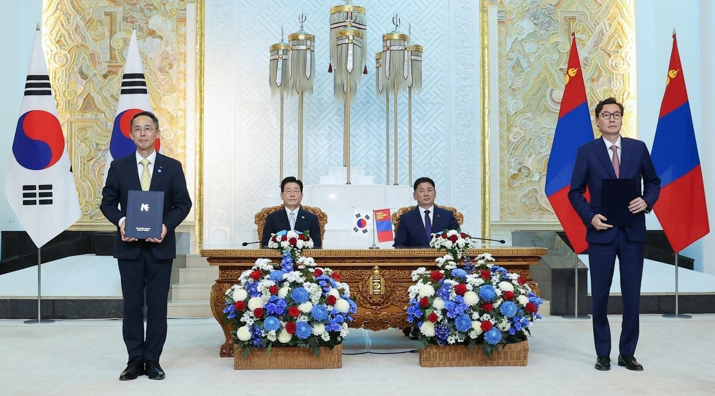 본문 이미지 - 이재명 대통령과 후렐수흐 몽골 대통령이 임석한 가운데 황기연 한국수출입은행장(맨 왼쪽)과 오르혼 몽골무역개발은행(TDB) 행장(맨 오른쪽)이 9일 몽골 올란바타르 정부청사에서 열린 수은-TDB 간 금융협력 양해각서 교환식에서 기념 촬영을 하고 있다.(한국수출입은행 제공). 