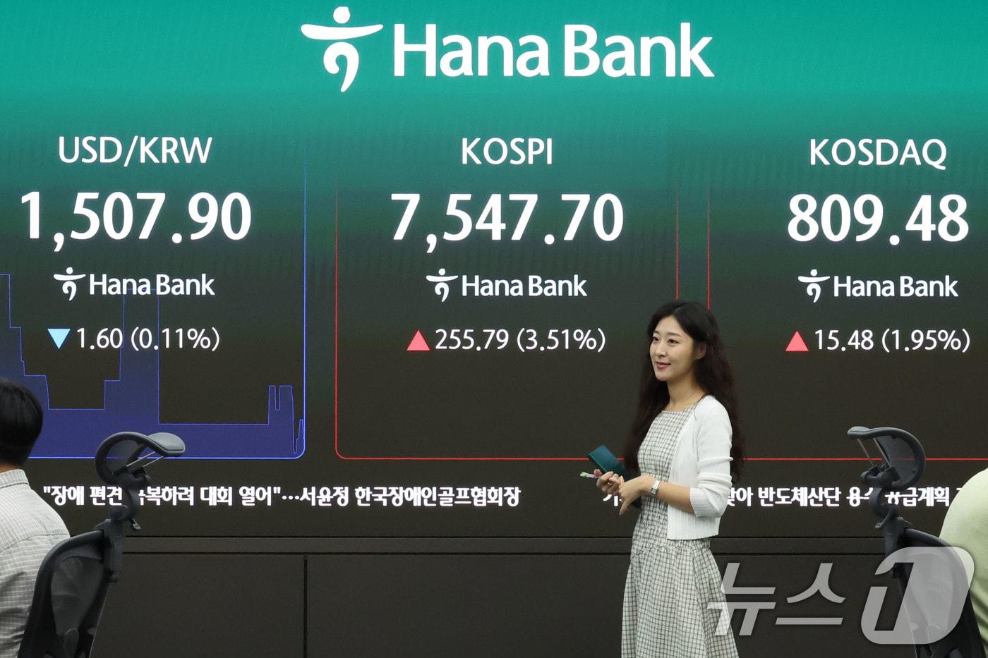 본문 이미지 - 10일 오전 서울 중구 하나은행 딜링룸 전광판에 코스피, 코스닥 지수와 원달러 환율이 표시되고 있다. 2026.7.10 ⓒ 뉴스1 이종수 기자