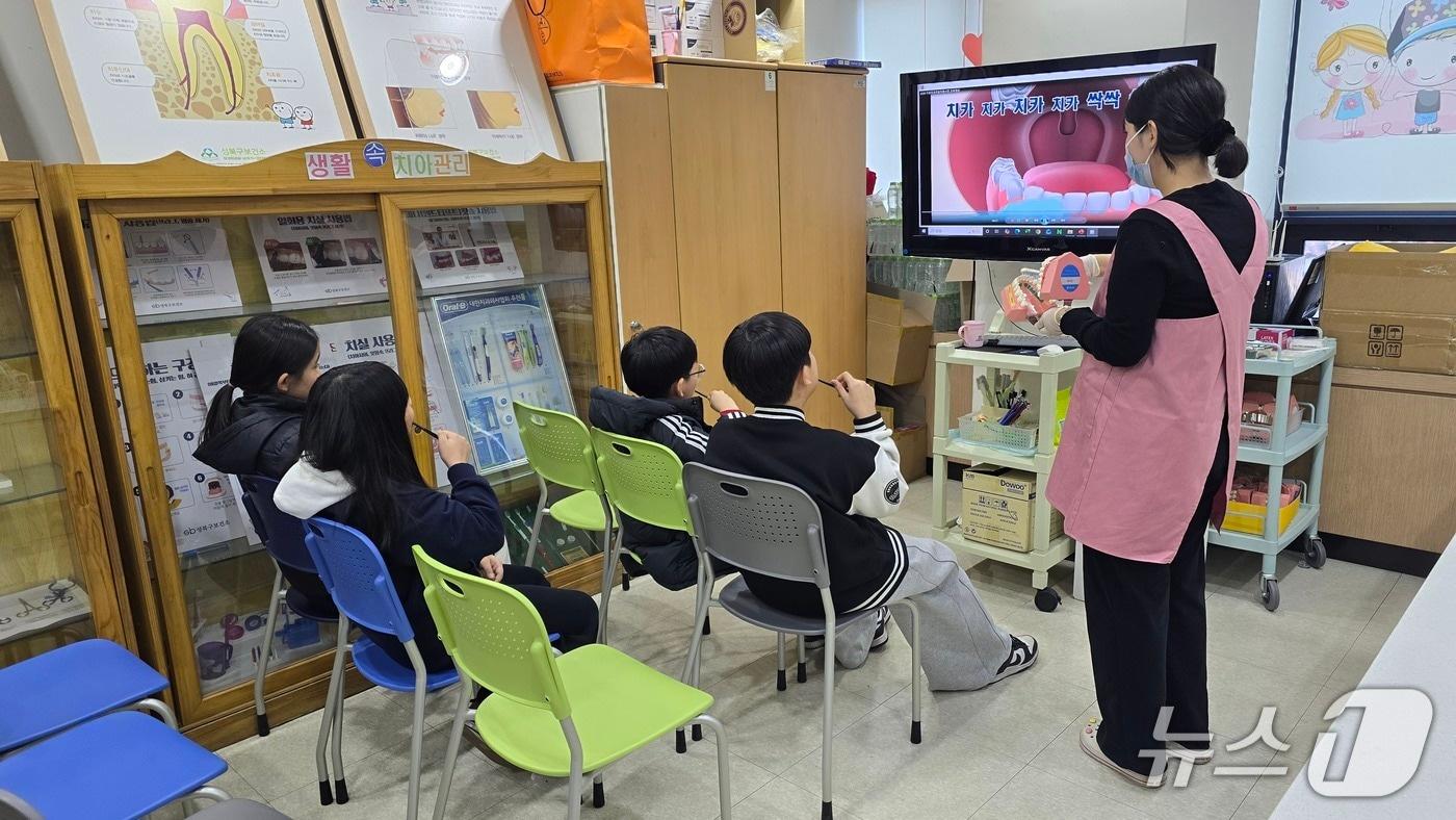 본문 이미지 - 성북보건소에서 아이들이 구강보건교육을 받고 있다.(성북구 제공)
