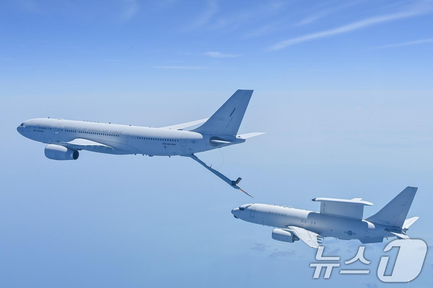 본문 이미지 -  지난달 15일 서해 훈련공역에서 진행된 공중급유 훈련에서 E-737 항공통제기가 KC-330 다목적공중급유수송기로부터 급유를 받고 있다. (공군 제공. 재판매 및 DB 금지) 2026.7.10 ⓒ 뉴스1