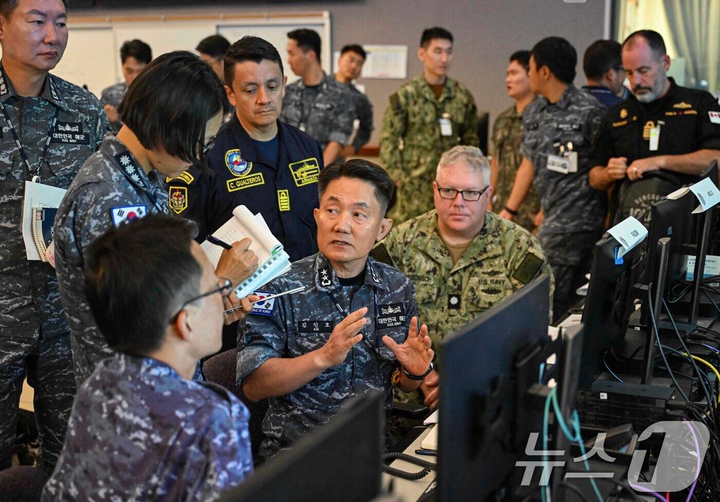 본문 이미지 - 2026 환태평양훈련(RIMPAC·림팩)에서 연합해군구성군사령관(CFMCC)을 맡은 해군기동함대사령관 김인호 소장이 7일(현지시간) 태평양전투지휘소에 있는 해양작전본부(MOC)에서 연합참모진과 해상작전에 대해 논의하고 있다. (해군 제공. 재판매 및 DB 금지) 2026.7.10 ⓒ 뉴스1