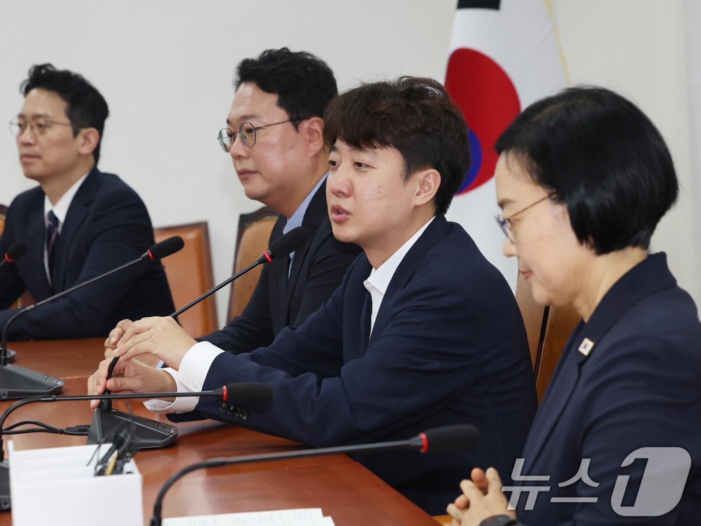 본문 이미지 - 이준석 개혁신당 대표가 10일 오전 서울 여의도 국회에서 한성숙 국무총리를 만나 인사말을 하고 있다. 2026.7.10 ⓒ 뉴스1 황기선 기자