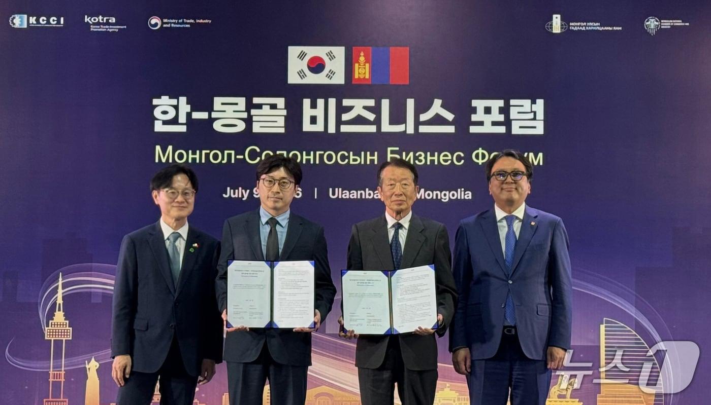 본문 이미지 - 왼쪽부터 김정관 산업통상부 장관, 이주완 메가클라우드 의장, 정순훈 후레대 총장, 도그미드 도르지한드 몽골 부총리가 'AI·클라우드 인재 양성을 위한 업무협약'을 체결한 뒤 기념촬영을 하고 있다. (메가클라우드 제공)
