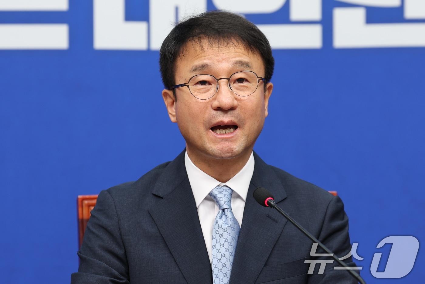 본문 이미지 - 한병도 더불어민주당 당대표 직무대행 겸 원내대표가 10일 서울 여의도 국회에서 열린 최고위원회의에서 모두 발언을 하고 있다. 2026.7.10 ⓒ 뉴스1 유승관 기자