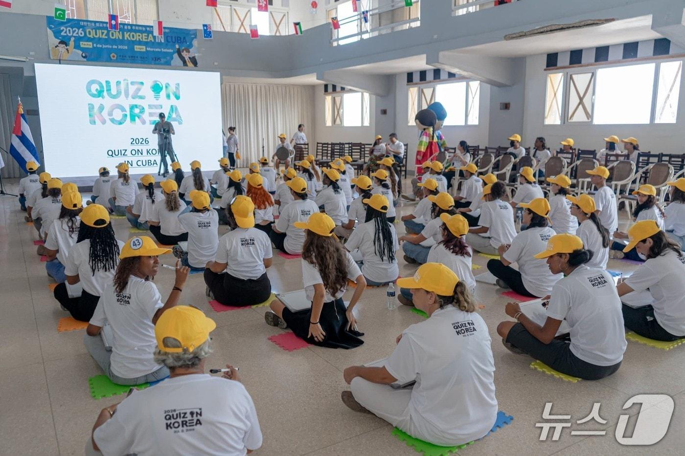 본문 이미지 - 주쿠바한국대사관에서 열린 외국인 대상 한국 문화·역사 퀴즈 프로그램 '퀴즈 온 코리아(Quiz on Korea)' 예선전 모습.(외교부 제공).