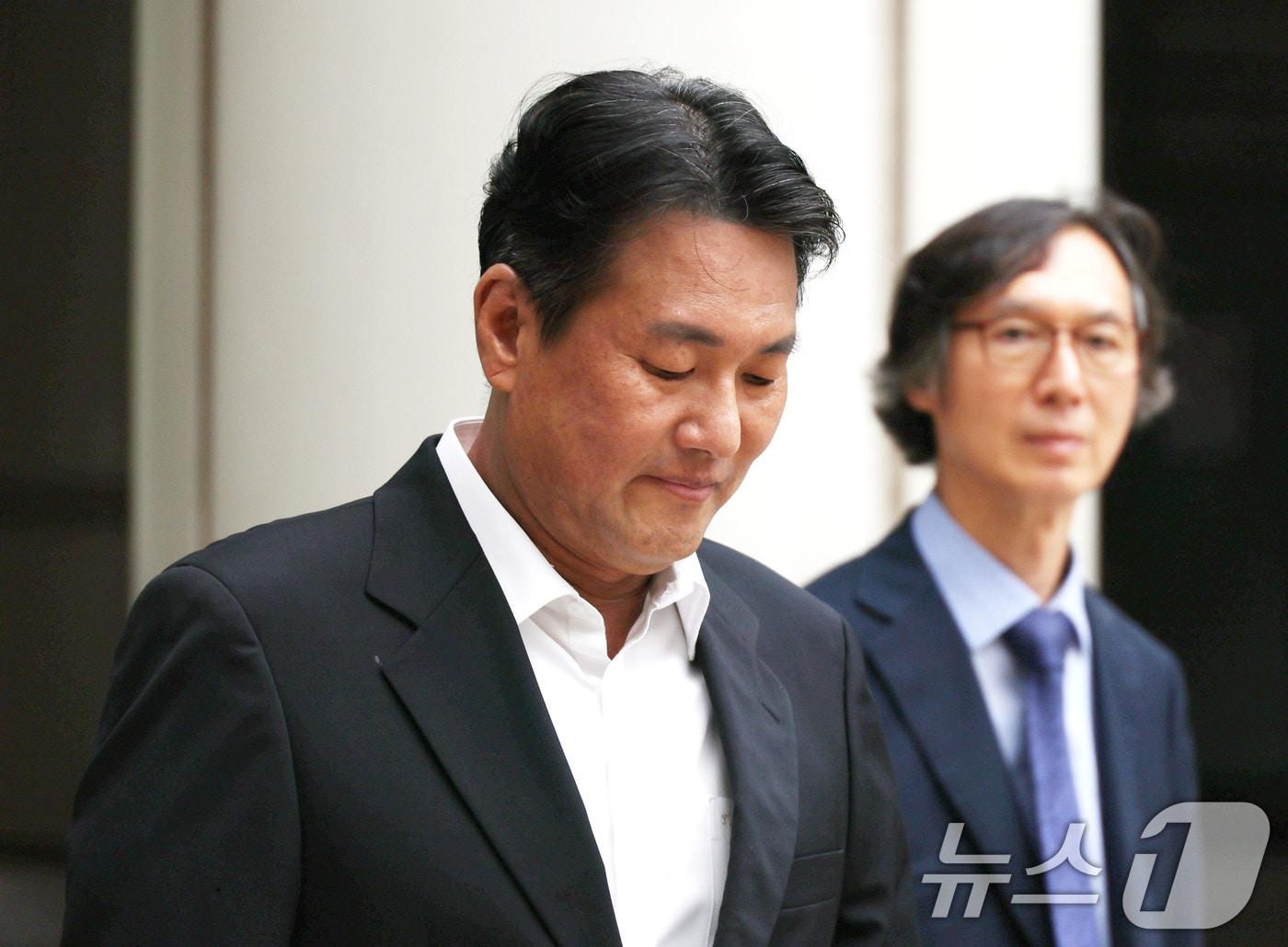 본문 이미지 - 계엄 정당화 메시지를 우방국에 전달한 혐의를 받는 김태효 전 국가안보실 1차장이 서울 서초구 서울중앙지방법원에서 열린 구속 전 피의자 심문(영장실질심사)에 출석하고 있다.(공동취재) 2026.7.10 ⓒ 뉴스1 이광호 기자