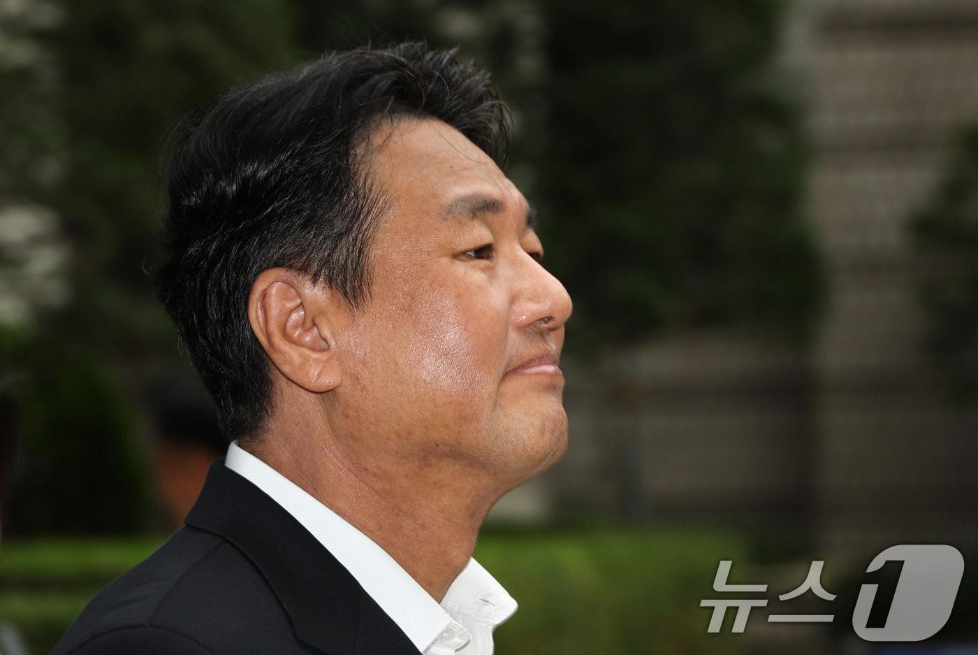 본문 이미지 - 계엄 정당화 메시지를 우방국에 전달한 혐의를 받는 김태효 전 국가안보실 1차장이 10일 오전 서울 서초구 서울중앙지방법원에서 열린 구속 전 피의자 심문(영장실질심사)에 출석하고 있다.(공동취재) 2026.7.10 ⓒ 뉴스1 이광호 기자
