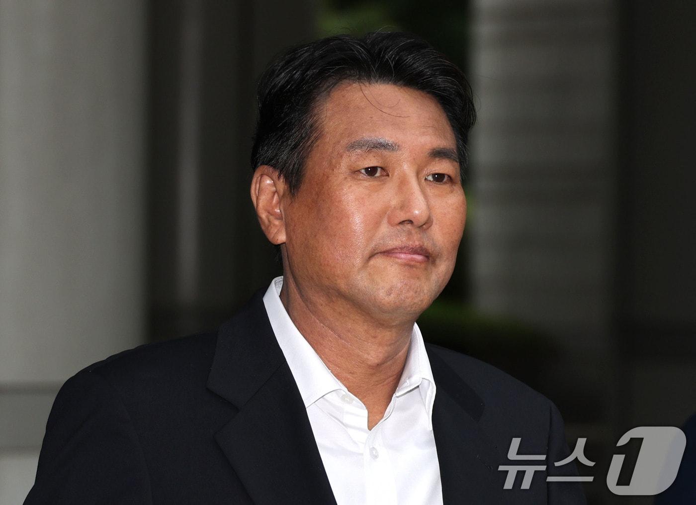 본문 이미지 - 계엄 정당화 메시지를 우방국에 전달한 혐의를 받는 김태효 전 국가안보실 1차장이 10일 오전 서울 서초구 서울중앙지방법원에서 열린 구속 전 피의자 심문(영장실질심사)에 출석하고 있다.(공동취재) 2026.7.10 ⓒ 뉴스1 이광호 기자