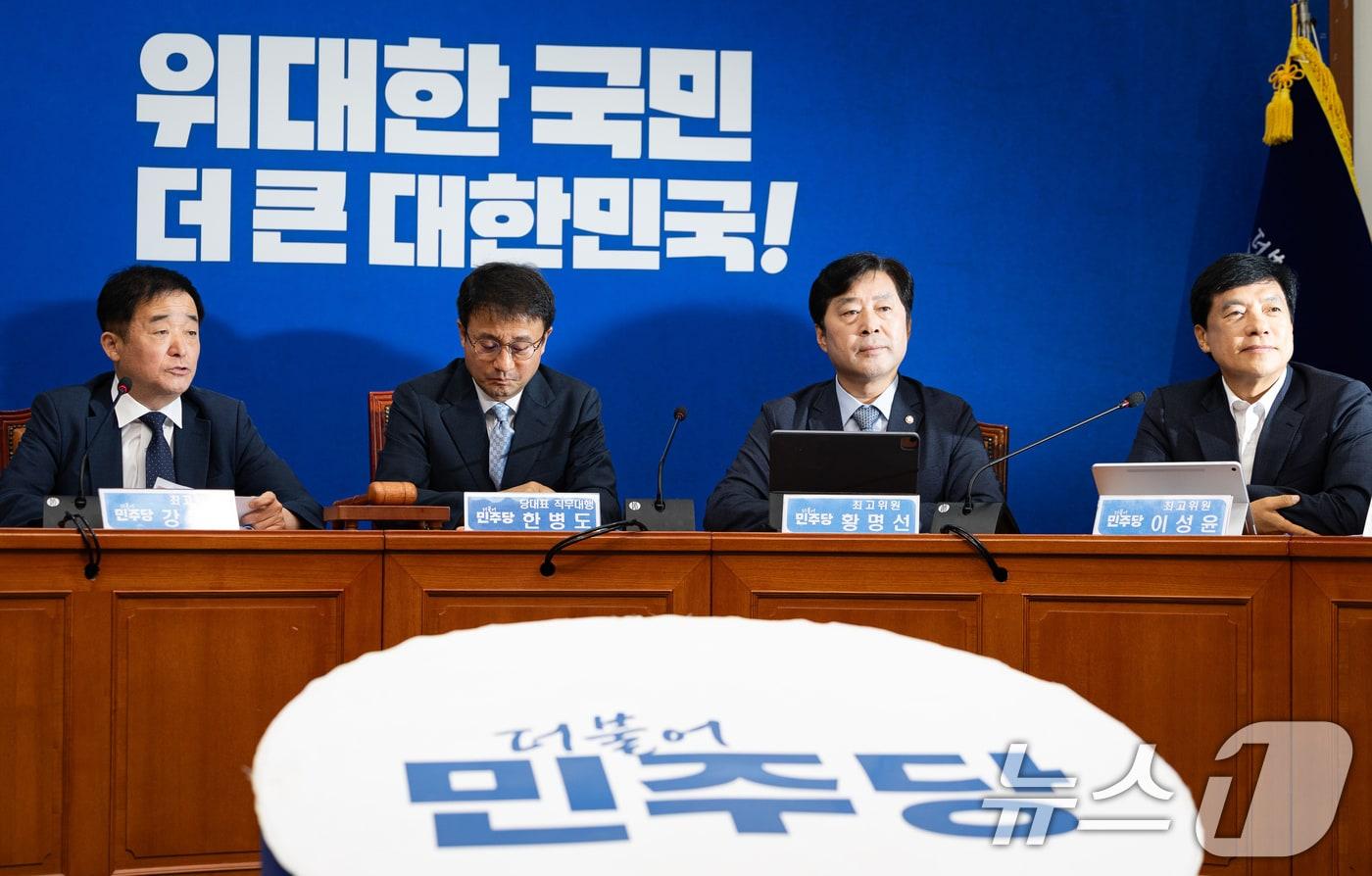 본문 이미지 - 강득구 더불어민주당 최고위원이 10일 서울 여의도 국회에서 열린 최고위원회의에서 모두 발언을 하고 있다. 왼쪽부터 강 최고위원, 한병도 대표 직무대행 겸 원내대표, 황명선, 이성윤 최고위원. 2026.7.10 ⓒ 뉴스1 유승관 기자