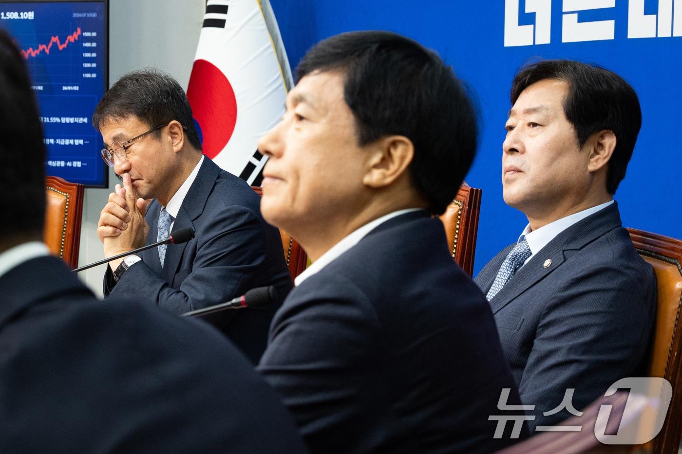 본문 이미지 - 한병도 더불어민주당 당대표 직무대행 겸 원내대표를 비롯한 지도부가 10일 서울 여의도 국회에서 열린 최고위원회의에서 굳은 표정을 짓고 있다. 왼쪽부터 한 직무대행, 이성윤, 황명선 최고위원. 2026.7.10 ⓒ 뉴스1 유승관 기자