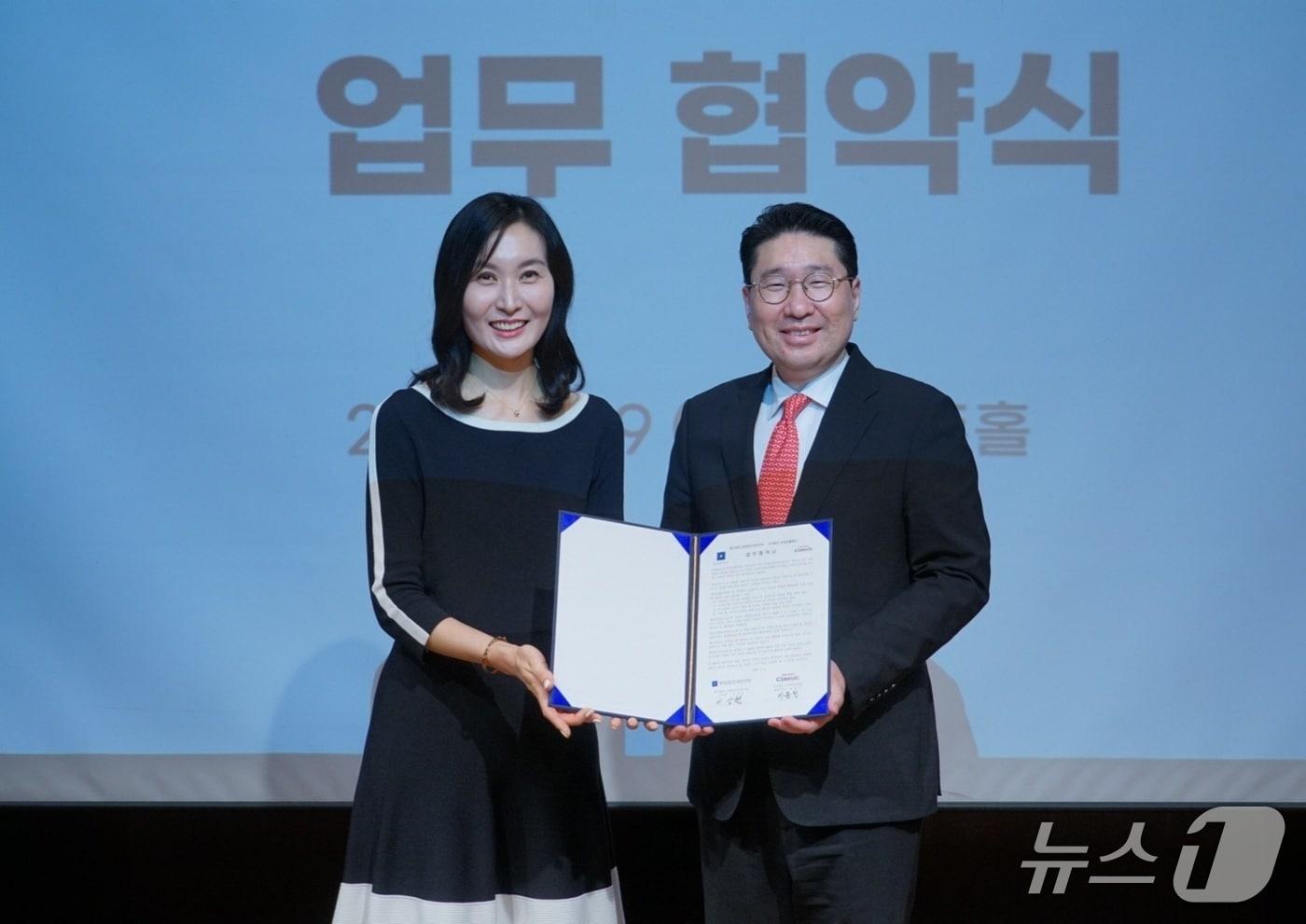 본문 이미지 - 문화유산국민신탁과 ㈜토마토클래식이 문화유산 가치 확산과 클래식 공연예술 협력을 위한 업무협약을 지난 9일 서울 마포구 토마토홀에서 맺었다.