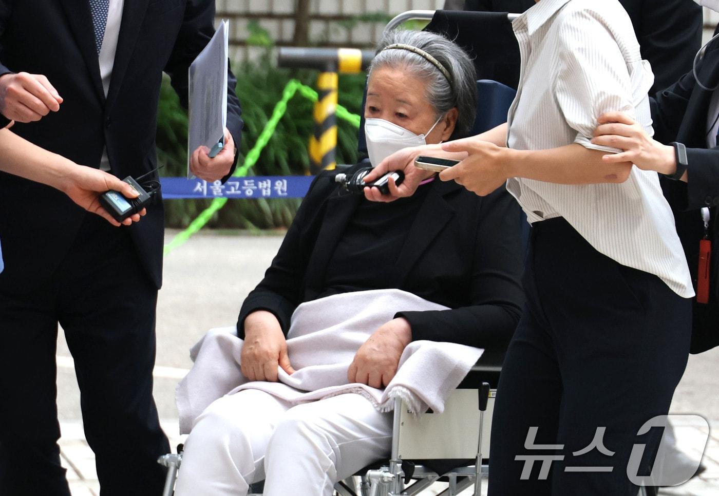 본문 이미지 - 윤석열 정부와의 '정교유착 의혹'으로 기소된 한학자 통일교 총재가 10일 오전 서울 서초구 서울중앙지방법원에서 열린 정치자금법 위반 등 혐의 결심 공판에 출석하고 있다.(공동취재) 2026.7.10 ⓒ 뉴스1 이광호 기자