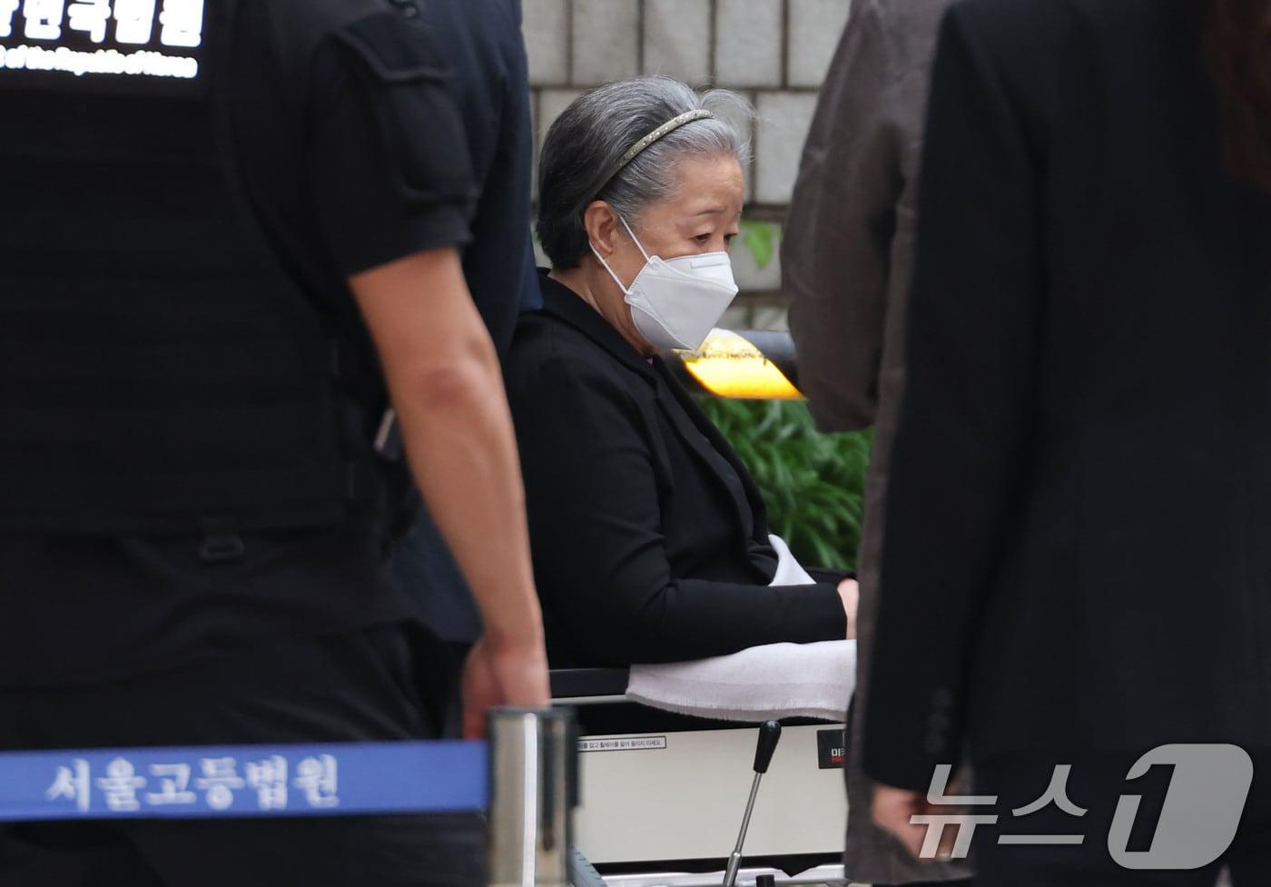 본문 이미지 - 한학자 통일교 총재가 지난달 10일 서울 서초구 서울중앙지방법원에서 열린 정치자금법 위반 등 혐의 결심 공판에 출석하고 있다.(공동취재) 2026.7.10 ⓒ 뉴스1 이광호 기자