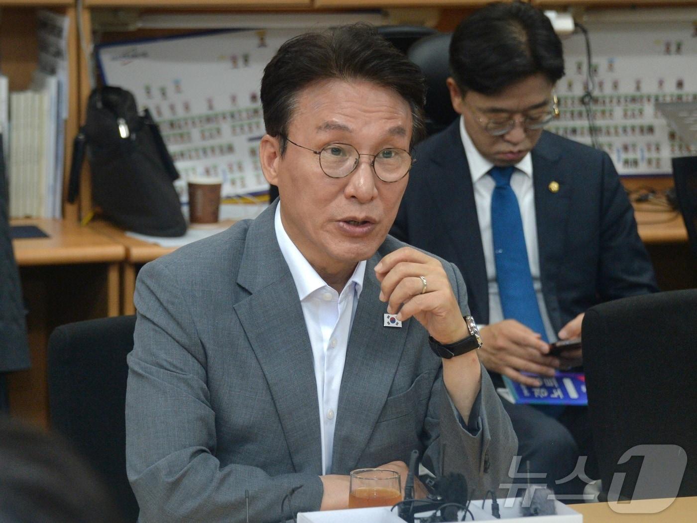 본문 이미지 - 김민석 전 국무총리가 10일 전북 전주시 전북특별자치도청 기자실을 방문해 간담회를 열고 질의에 답변하고 있다. 2026.7.10 ⓒ 뉴스1 유경석 기자