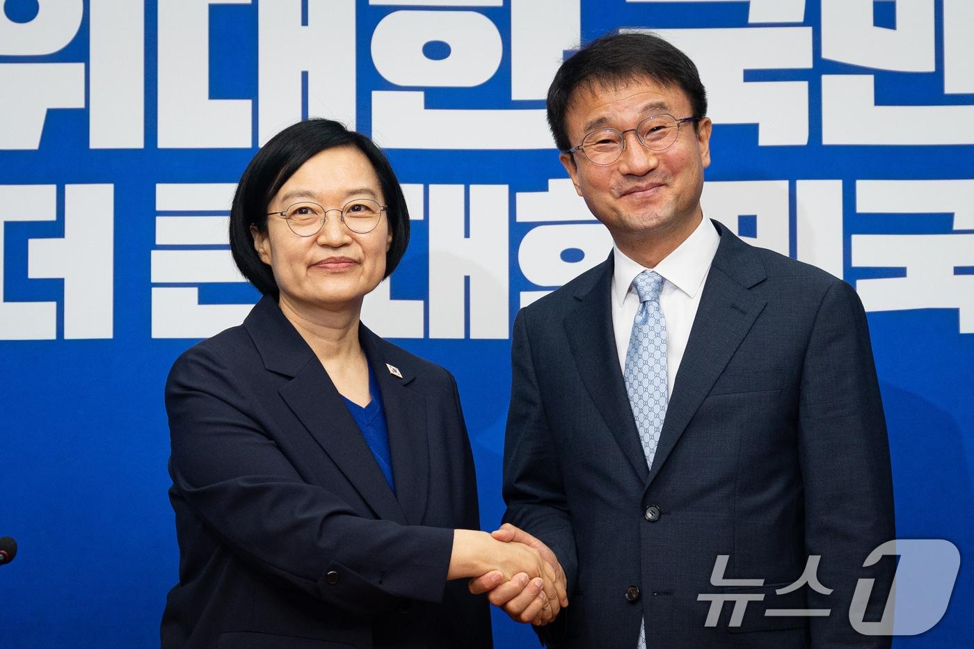 본문 이미지 - 한병도 더불어민주당 당대표 직무대행 겸 원내대표가 10일 서울 여의도 국회에서 한성숙 국무총리를 접견, 기념 촬영을 하고 있다. 2026.7.10 ⓒ 뉴스1 유승관 기자