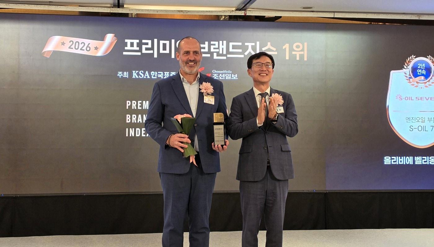본문 이미지 - '2026 프리미엄브랜드지수'(KS-PBI) 1위 시상식에서 올리비에 벨리옹 STLC 대표(왼쪽)가 수상하고 있다. (에쓰-오일토탈에너지스윤활유 제공)