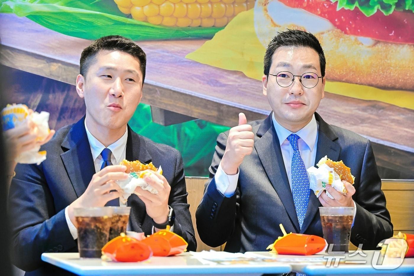 본문 이미지 - 이동석 충주시장(오른쪽)이 맥도날드 매장에서 충주 찰옥수수를 버거를 시식하며 맛을 인정하고 있다.(충주시 제공. 재판매 및 DB금지) /뉴스1