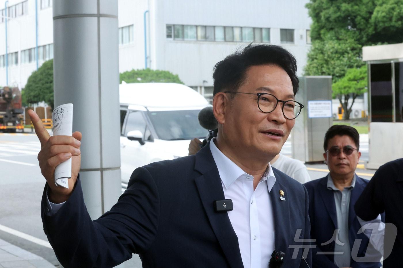 본문 이미지 - 더불어민주당 당대표 선거 출마를 선언한 송영길 의원이 10일 전남광주통합특별시 광산구 오선동 삼성전자 광주사업장을 찾아 발언하고 있다. 2026.7.10 ⓒ 뉴스1 조수민 기자