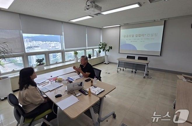 본문 이미지 - 강원 원주시가 지난 7일 시청에서 공공조달시장 진입 희망 시내 중소기업 3곳을 대상으로 '찾아가는 공공조달 길잡이' 행사를 제공했다. (원주시 제공. 재판매 및 DB금지) 2026.7.10/뉴스1