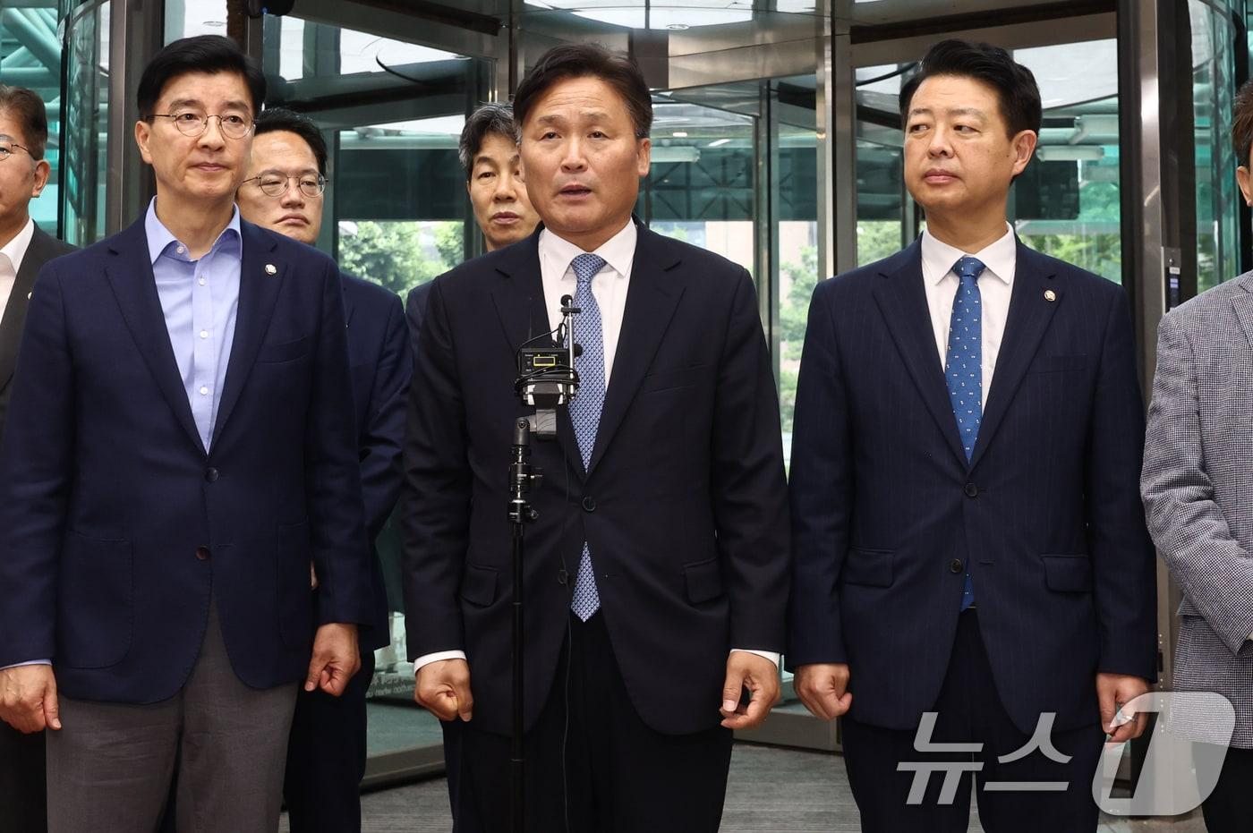 본문 이미지 - 김영진 더불어민주당 의원이 장윤기 사건 관련 경찰의 증거인멸 혐의와 관련해 철저 수사를 촉구하기 위해 민주당 행정안전위원회 소속 의원들과 10일 오전 서울 서대문구 경찰청을 항의 방문하며 발언하고 있다. 2026.7.10 ⓒ 뉴스1 최지환 기자
