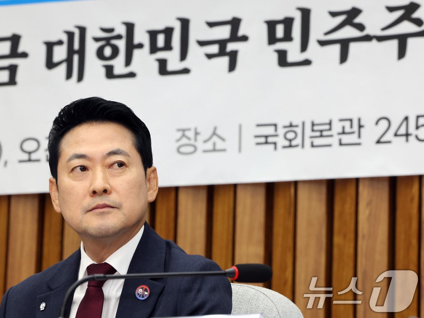 본문 이미지 - 장동혁 국민의힘 대표가 10일 오전 서울 여의도 국회에서 열린 '국민의힘 중앙여성위원회·맘(Mom)편한특별위원회 공동 주최 6·3 참정권 침해 전국 학부모 시국 대토론회'에서 생각에 잠겨 있다. 2026.7.10 ⓒ 뉴스1 황기선 기자