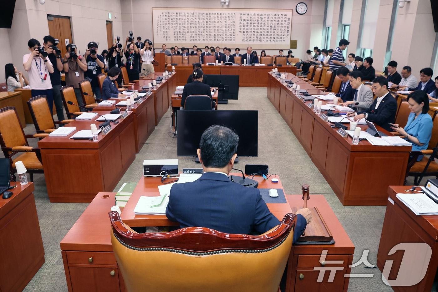본문 이미지 - 김승원 법사위 소위원장이 10일 오전 서울 여의도 국회에서 열린 법제사법위원회 법안심사제1소위원회에서 의사봉을 두드리고 있다. 이날 회의에 국민의힘 의원들은 불참했다. 2026.7.10 ⓒ 뉴스1 황기선 기자