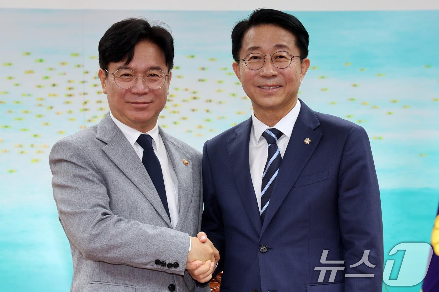 본문 이미지 - 조정식 국회의장과 김영훈 고용노종부 장관이 10일 오전 서울 여의도 국회 의장집무실에서 기념촬영을 하고 있다. 2026.7.10 ⓒ 뉴스1 황기선 기자
